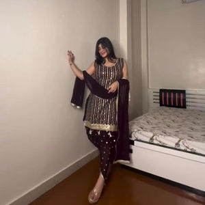 ชุดสูทดีไซน์เนอร์ที่สวยงามพร้อมด้านในและ pent-dupatta พร้อมลำดับและงานด้าย - Product Image 1