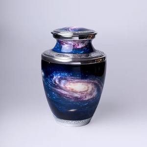 Urne en métal gravée sur mesure faite à la main Vase de crémation personnalisé pour les cendres d'un être cher Quantité en vrac disponible en Inde - Product Image 4