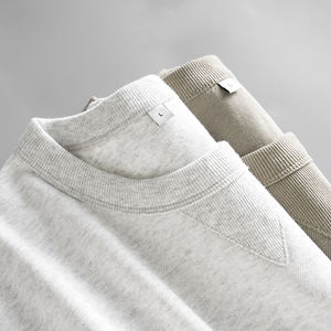 เสื้อยืดผ้าฝ้าย100% สีเทาสำหรับผู้ชายทรงหลวมสีทึบถักแบบหลวม - Product Image 6