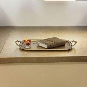 Élégant plateau de service rectangulaire noir avec poignées élégantes, parfait pour organiser des bougies et des plantes décoratives - Product Image 5