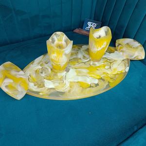 Ensemble de plateaux en résine jaune et blanche polie, faits à la main, écologiques, de style ange, forme personnalisée, avec deux verres décoratifs pour la table de la maison - Product Image 3