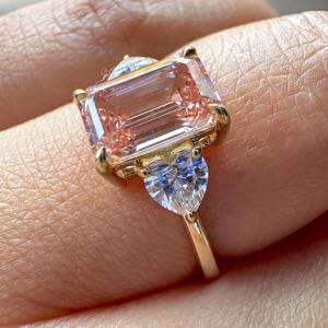 Anillo de Compromiso de Tres Piedras con Diamante Cultivado en Laboratorio de Color Rosa Corte Esmeralda de 2.50 Ct en Oro de 14k, Anillo de Boda con Forma de Corazón - Product Image 3