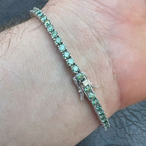 Oferta Especial: Brazalete de Tenis con Diamantes de Moissanita Verde de 3 mm con Baño de Oro sobre Plata 925, Joyería Fina Minimalista a Bajo Precio - Product Image 1