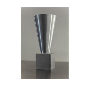 Florero de aluminio de base sólida para estabilidad de mesa, estilo de flores en interiores y piezas de presentación de eventos profesionales - Product Image 1