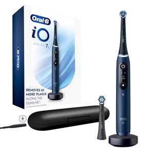 Cepillo de dientes eléctrico recargable Oral-B iO Deep Clean + Protect, azul zafiro, serie iO 7, 2 cabezales de repuesto, con estuche de carga - Product Image 2