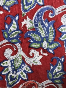 Tela de Algodón Estampada a Mano con Diseño Floral Paisley en Rojo, Azul y Verde |   Textil Étnico Indio - Product Image 2