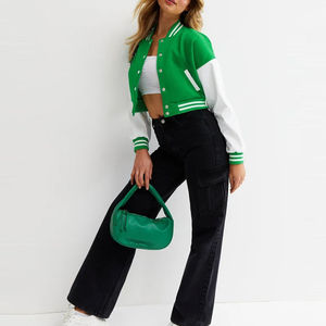 เสื้อแจ็คเก็ตวาร์ซิตี้แบบครอปสำหรับผู้หญิง เสื้อแจ็คเก็ตเลตเตอร์แมนแบบกำหนดเอง บุผ้าฝ้าย ขนแกะ เสื้อแจ็คเก็ตบอมเบอร์สำหรับฤดูหนาวและฤดูใบไม้ร่วง ขายส่ง - Product Image 3