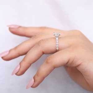 Anillo de Compromiso Solitario con Diamante Cultivado en Laboratorio, Elegante Forma Ovalada - Product Image 3