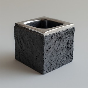 Portacepillos de Dientes Decorativo de Metal para Baño, Diseño Moderno con Detalles Precisos, Construcción Duradera y Ecológica para un Estilo Elegante - Product Image 1