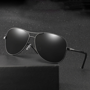 Occhiali <span class=keywords><strong>da</strong></span> <span class=keywords><strong>sole</strong></span> classici <span class=keywords><strong>da</strong></span> uomo di alta qualità in lega fotocromatica polarizzata montatura in metallo con <span class=keywords><strong>lenti</strong></span> Tac <span class=keywords><strong>grigie</strong></span> - Product Image 4