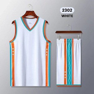 Tenues de basket-ball personnalisées 100% polyester maille respirante rétro pour adultes Ensembles de maillots de basket-ball à séchage rapide - Product Image 6