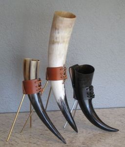 Corne à boire en corne de vache élégante avec étui en cuir pour les thèmes historiques cosplay et les décors inspirés de la mythologie nordique - Product Image 3