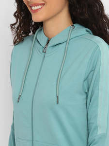 Survêtement de sport de haute qualité, coupe ajustée, en polyester, pour femmes, avec design et logo personnalisés - Product Image 3