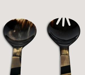 Juego de Servidores de Ensalada de Lujo Hechos a Mano con Cuerno Natural y Madera, con Asas Rectangulares Únicas con Rayas Negras y Doradas, para Mezclar - Product Image 2