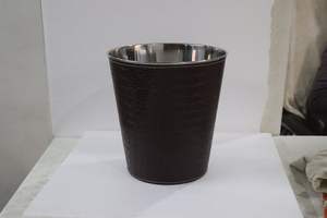 Seau à glace métallique en acier inoxydable de haute qualité, idéal pour servir des glaçons, au design élégant. - Product Image 5