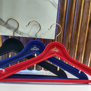 Elegante percha de terciopelo para ropa, perchas de plástico para mantener su ropa en perfecto estado - Product Image 1