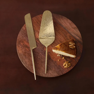 Cuchillo duradero para servidor de pasteles de acero inoxidable con borde dentado diseñado para cortar sin esfuerzo la corteza dura y los pasteles blandos - Product Image 1