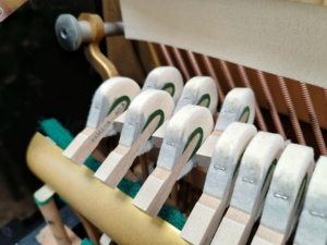 Piano Vertical Acústico de Lujo Profesional Yamaha U3C en Oferta, Usado, con Estilo Mecánico - Product Image 5