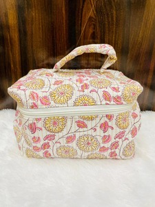 Boîte à maquillage vintage en coton matelassé artisanal, écologique, fermeture éclair, durable, résistante à l'eau, imprimé floral en blocs, voyage - Product Image 4