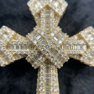 Elegante Colgante de Cruz Imperial Plateado con Incrustaciones de Piedras, Cruz en Capas de Alto Brillo, Colgante Religioso de Lujo - Product Image 3