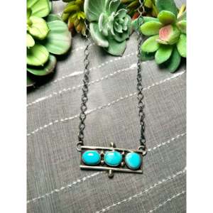 Collier géométrique Jameson Garcia Kingman en turquoise et argent sterling pour les occasions de cadeaux - Product Image 1