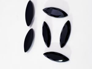 Damier de pierres précieuses en spinelle noire à facettes, fond plat avec différentes formes et tailles, fabriqué sur des commandes personnalisées, noir à facettes - Product Image 5