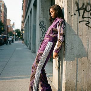 Ensemble streetwear Y2K écoresponsable 2026 : sweat à capuche court et ample en velours uni pour femme avec pantalon large à effet superposé et patchs en strass thermocollés - Product Image 5