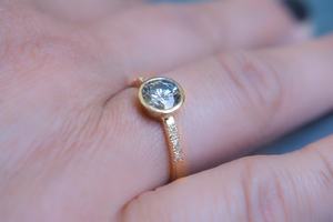 Anillo de Boda con Moissanita Gris de Corte Redondo y Engaste de Bisel, Plata 925 Original con Baño de Oro, Joyería Fina para Fiesta, Regalo de Cumpleaños - Product Image 6