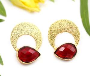 Bijoux géométriques en forme de poire, grenat rouge, texture quartz, finition métal, clous d'oreilles en laiton plaqué or 18 carats pour les filles. - Product Image 1