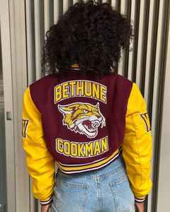 Blousons universitaires unisexes personnalisés de qualité supérieure, coupe classique, coupe-vent, avec logo frontal, idéal pour l'hiver et le style urbain. - Product Image 4