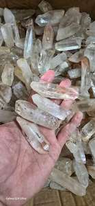 Vente en gros de baguettes de quartz clair brut sculptées en cristal naturel, pierres de guérison Reiki pour la décoration intérieure, le Feng Shui et l'amour - Product Image 6