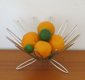 Panier à fruits décoratif en métal noir, porte-fruits avec découpes complexes et style artistique pour les occasions festives, centre de table - Product Image 3