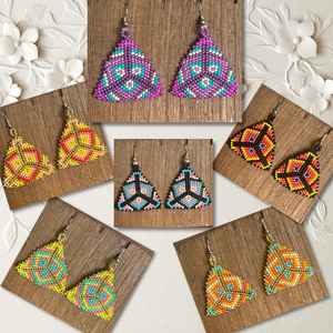 Pendientes Mexicanos Triangulares de Chaquira con Cuentas - Product Image 1