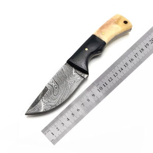 Cuchillo de Caza de Hoja Fija con Borde Dentado de Acero Inoxidable Damasco Hecho a Mano, Tamaño Personalizado, Funda de Cuero, OEM Personalizado - Product Image 1