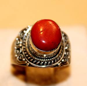 Anillo de Coral Rojo Creado en Laboratorio, Hecho a Mano en Nepal, con Banda de Plata 925 y Baño de Oro de 24K, de Rudra Gems, Regalo Personalizado para Mujeres - Product Image 3