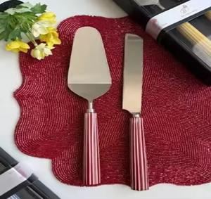 Elegante Juego de Servir Pastel de Latón Estilo Antiguo, Hecho a Mano, Ecológico y Duradero para Realzar tus Ocasiones Especiales, Fiestas y Eventos - Product Image 5