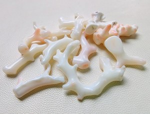 Belles perles de bâton polies lisses japonaises naturelles Bâton de corail blanc Pierres précieuses Bâton de corail rose en vrac Lot de pierres précieuses - Product Image 2