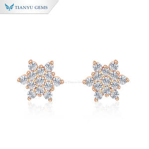 Boucles d'oreilles clous en moissanite ronde flocon de neige, plaquées argent et or, classiques, élégantes et minimalistes, Tianyu Gems. - Product Image 1