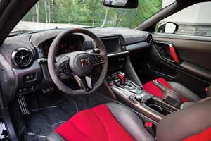 Nissan GT-R NISMO 2018 certifié propre et en bon état - Product Image 3