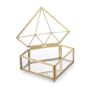 Boîte à bijoux moderne en métal et verre dorée pour les mariages et les cadeaux - Product Image 6