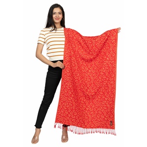 Écharpe en laine rouge pour femme, ensemble écharpe, gants et chapeau, design floral - Product Image 1