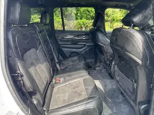 UNA BUENA COCHEBOLSA USADA G-RAND CHEROKEE 2023 DE 8 VELOCIDADES, TRACCIÓN EN LAS 4 RUEDAS, 293 HP, MOTOR V6 DE 3.6L, TRANSMISIÓN AUTOMÁTICA - Product Image 2
