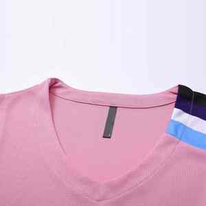 Uniformes de baloncesto personalizados diseñados para el rendimiento con tela de poliéster ligera y transpirable - Product Image 4