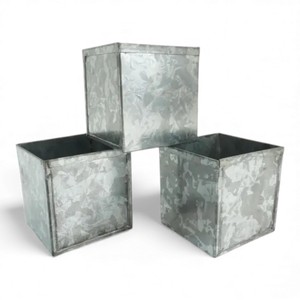 Maceta Redonda de Metal Galvanizado con Diseño Acanalado Elegante para Jardín Rústico y Decoración de Exteriores - Product Image 5