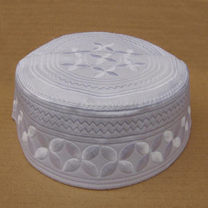 หมวกผ้าโพลีเอสเตอร์/ คอตตอนปักลายโดมตาข่ายแบบอาหรับดูไบมีสไตล์กำหนดได้เองสีพื้นสีขาวพิมพ์ลายนูน - Product Image 3