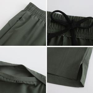 ชุดออกกำลังกายขาสั้นเอวยางยืดสีพื้นมีกระเป๋าสำหรับฝึกซ้อมกางเกงกีฬาแห้งเร็วปรับแต่งโลโก้ได้ - Product Image 2