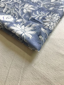 Tela de Algodón Estampada a Mano, Estampado Floral Mughal en Azul Índigo y Blanco - Product Image 3