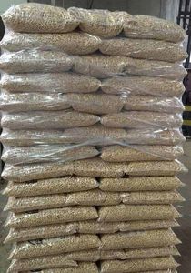 Pellets de madera al por mayor en forma de barra para sistemas de calefacción, combustible de pino a precio de fábrica, en sacos de 15 kg, exportación a Europa y a todo el mundo. - Product Image 3