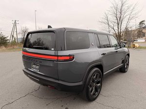 Bonne affaire pour une Rivian R1S Launch Edition inspectée, environ 4 200 milles, quatre moteurs, transmission intégrale, batterie de grande capacité. - Product Image 2
