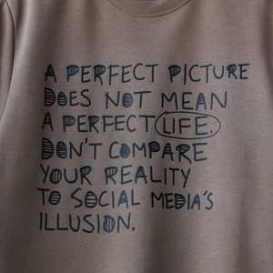 Camiseta de Manga Corta con Cuello Redondo para Hombre, Logotipo Personalizado, Algodón Suvin, Ajuste Holgado, Color Sólido de Alta Calidad - Product Image 6